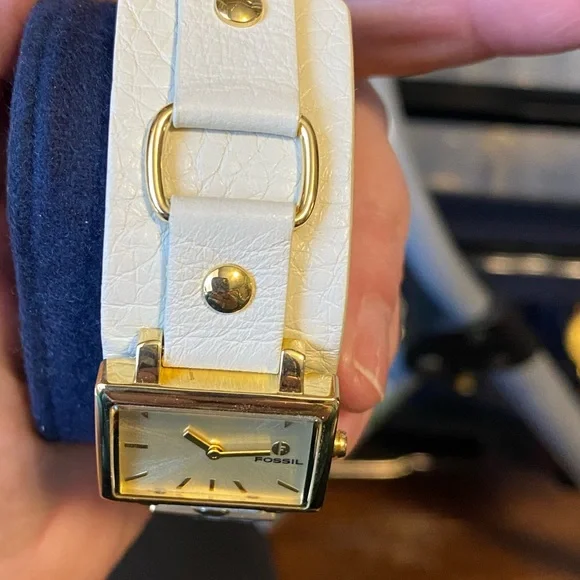 EUC Ladies Fossil Watch - Picture 2 of 8